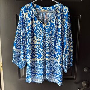 NWT Entro Women’s Blue & Off-White Top, size Large.